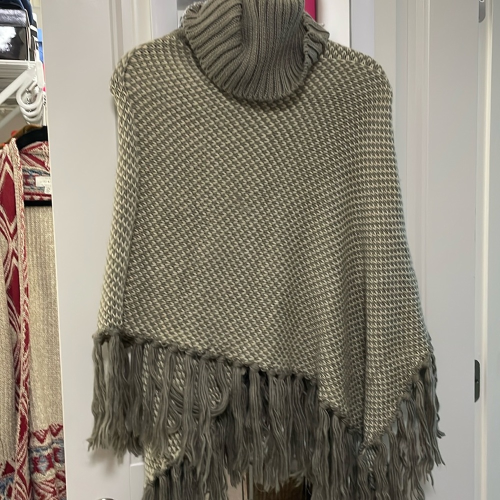 Limited Gray and Cream Shaw